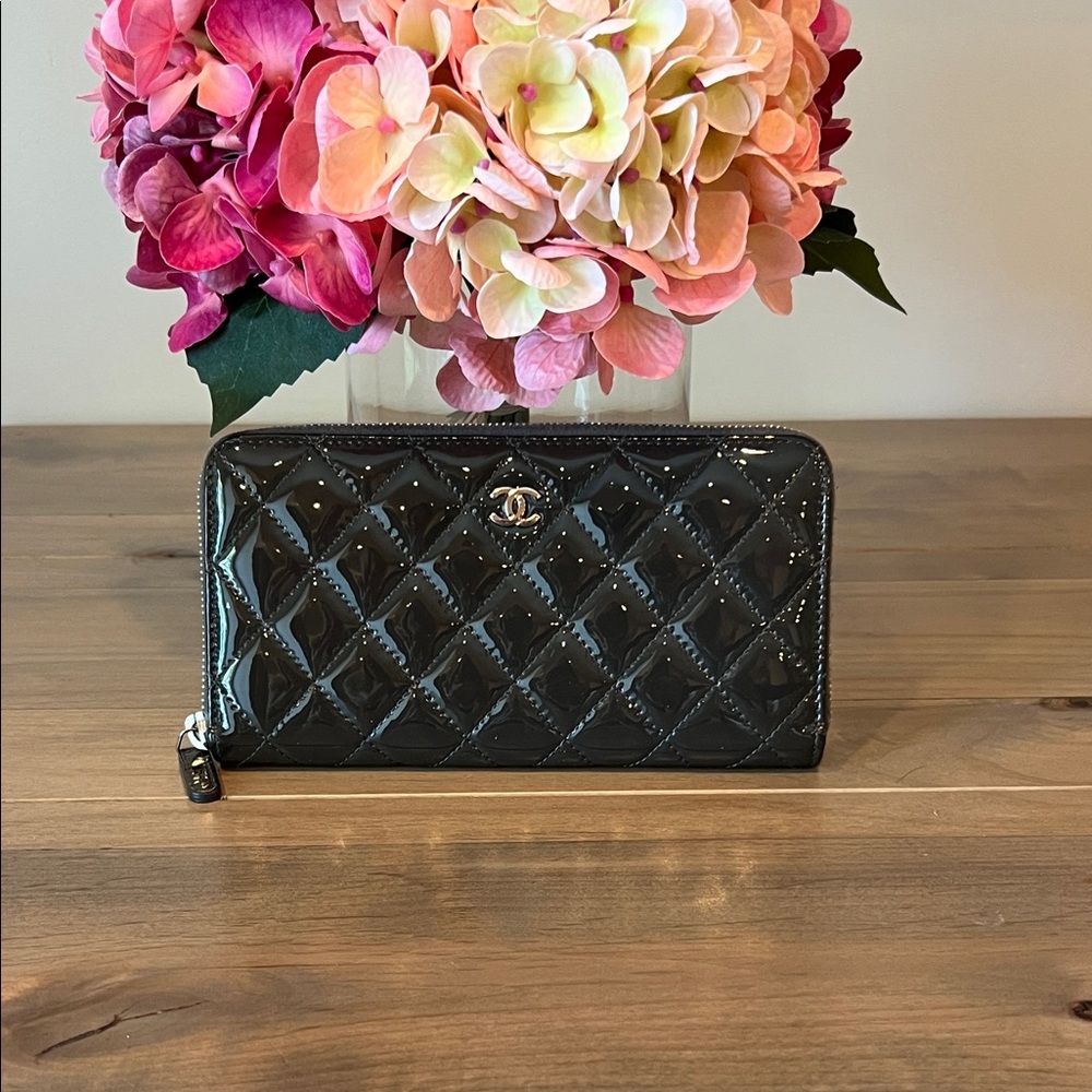 CHANEL Glossy Gray Quilted Wallet